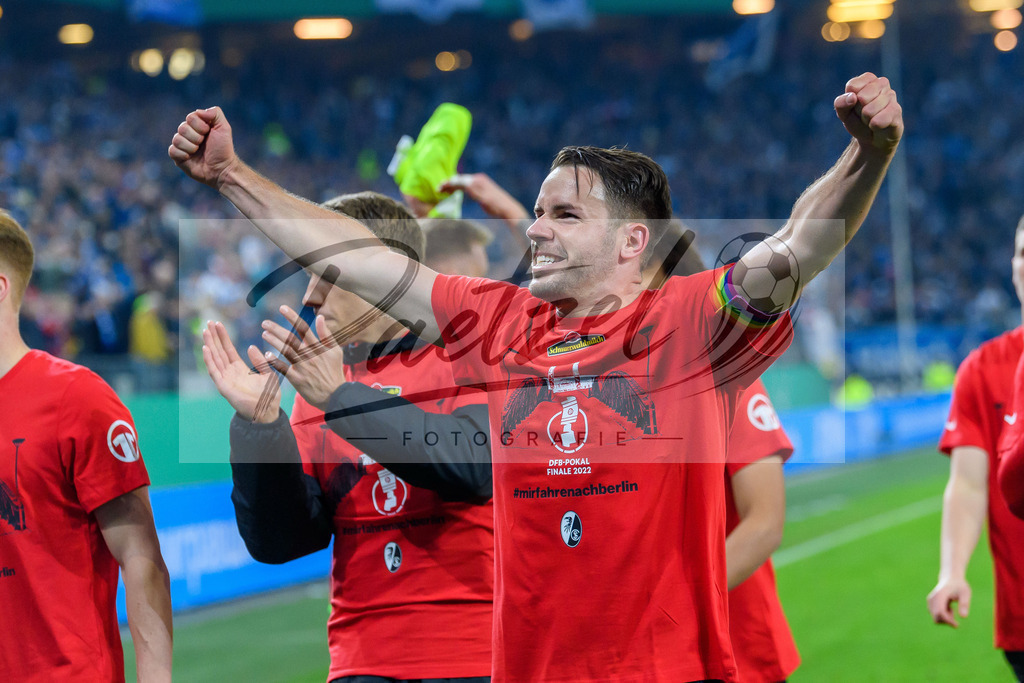 HSVSCF20220419_165 | Fussball, Herren: Christian Guenter (SC Freiburg) Schlussjubel, jubelt nach dem 1:3 Sieg beim DFB-Pokal-Halbfinalspiel zwischen Hamburger SV und SC Freiburg im Volksparkstadion am 19.04.2022 in Hamburg, Deutschland.DFB / DFL REGULATIONS PROHIBIT ANY USE OF PHOTOGRAPHS AS IMAGE SEQUENCES AND/OR QUASI-VIDEO. - Realisiert mit Pictrs.com