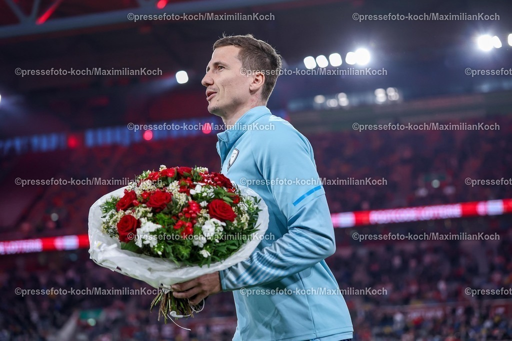 F9527022601004 | 27.02.2026, Fußball, Fortuna Düsseldorf - VfL Bochum, 2. Fußball Bundesliga, Merkur Spiel-Arena, Saison 2025 2026: Marcel Sobottka (VfL Bochum #31) wird vom Düsseldorfer Vorstand vor dem Spiel ausgezeichnet und Verabschiedet Ehrung  DFB regulations prohibit any use of photographs as image sequences and or quasi-video.