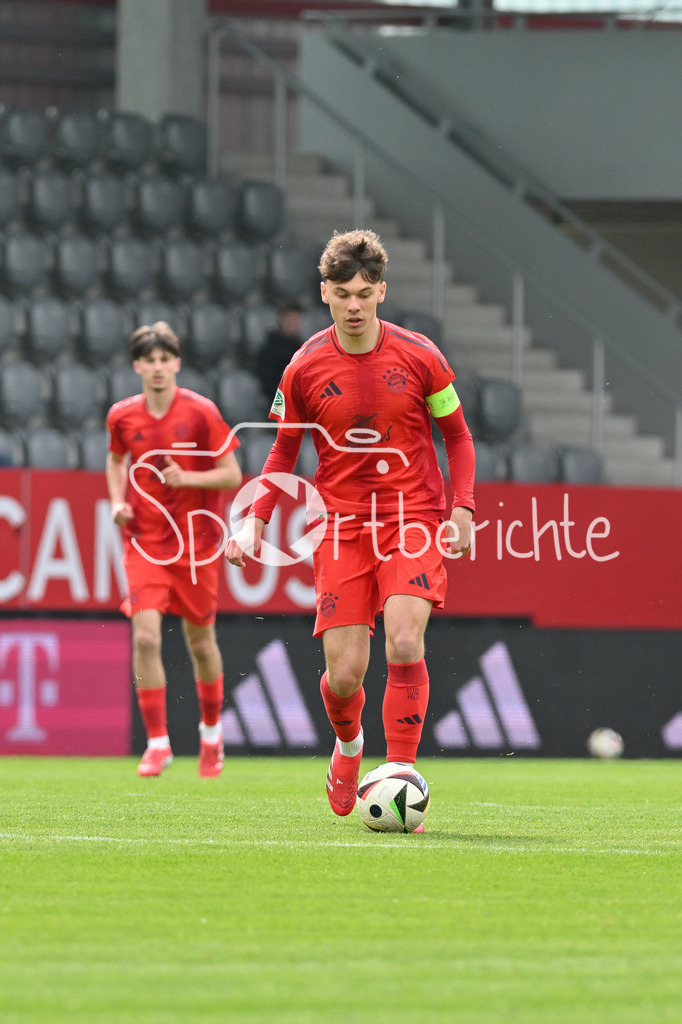 FC Bayern München U19 - VfL Wolfsburg U19 | am Ball Louis RICHTER (FCB #8) / Einzelfoto / Freisteller / U19 DFB Nachwuchsliga Endrunde: FC Bayern Muenchen - VfL Wolfsburg, FC Bayern Campus am 26.04.2025