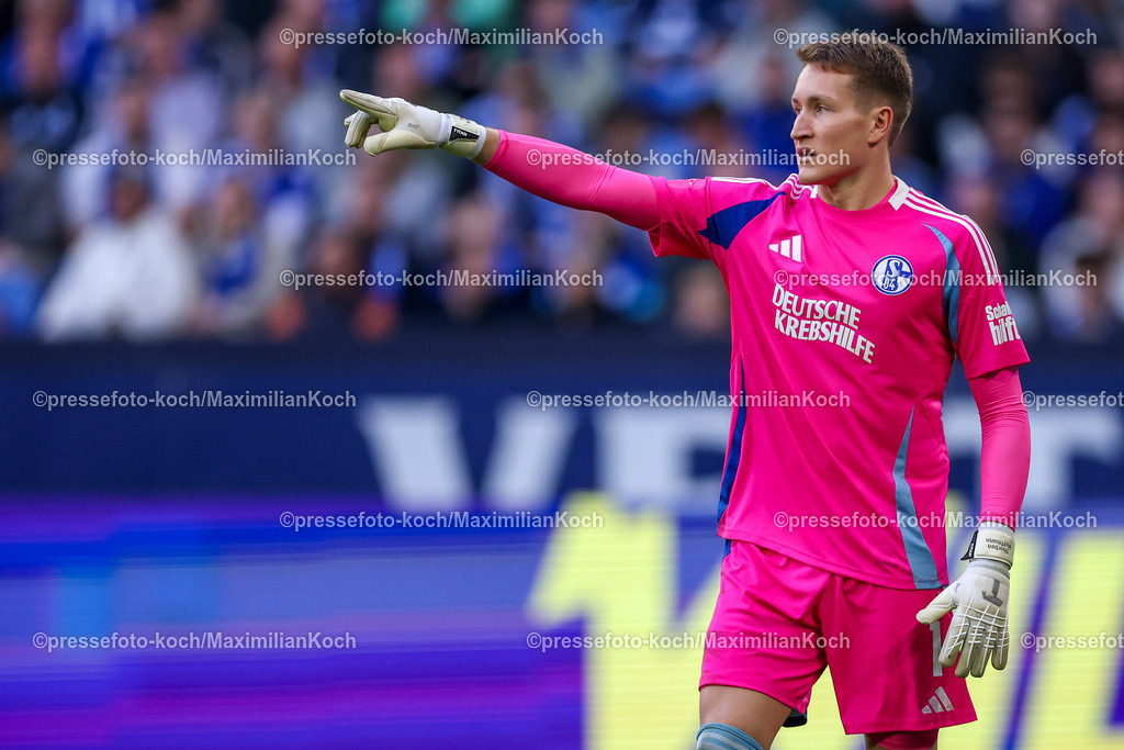 Schalke26102402166 | 26.10.2024, Fußball, FC Schalke 04 - SpVgg Greuther Fürth, 2. Fußball Bundesliga, Veltins-Arena Gelsenkirchen, Saison 2024 2025: Torwart Ron-Thorben Hoffmann (Schalke04 #1) gestikulierendDFB regulations prohibit any use of photographs as image sequences and or quasi-video.