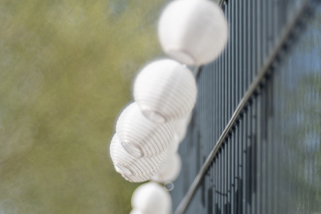 zarthart | Lampions am Zaun Hochhaus Havelperle - Realisiert mit Pictrs.com