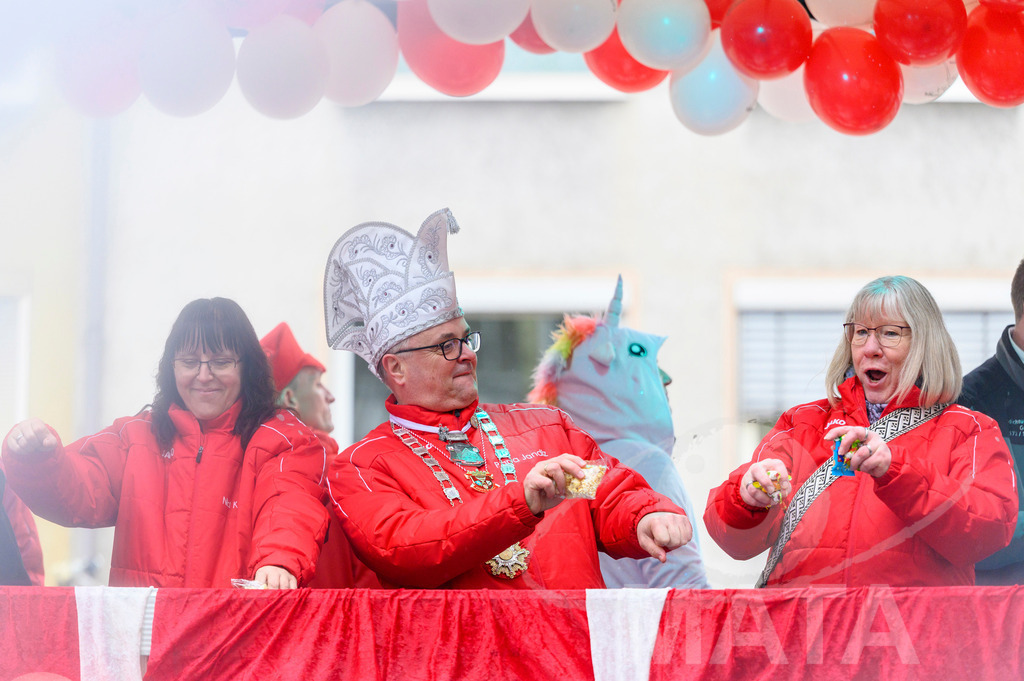 _DWA2467 | Trotz Nieselregen schlängelte sich der „Gaudiwurm“ am Sonntag durch die Nürnberger Innenstadt an tausenden Faschingsfans vorbei.  Nürnberg, 11.02.2024 - Realisiert mit Pictrs.com