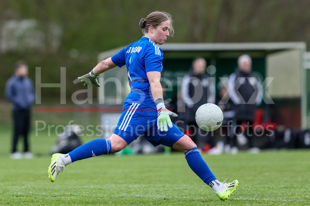 Fussball, Testspiel Frauen, ATS Buntentor - SV Werder Bremen | v.li.: Joelin Gnaß (Torhüterin, Torwart, ATS Buntentor, 1) am Ball, Freisteller, Einzelbild, Ganzkörper, Aktion, Action, Spielszene