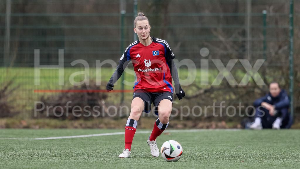 Fussball, Testspiel Frauen, Hamburger SV - 1. FFC Turbine Potsdam | v.li.: Emilia Hirche (Hamburger SV, 20) am Ball, Freisteller, Einzelbild, Ganzkörper, Aktion, Action, Spielszene