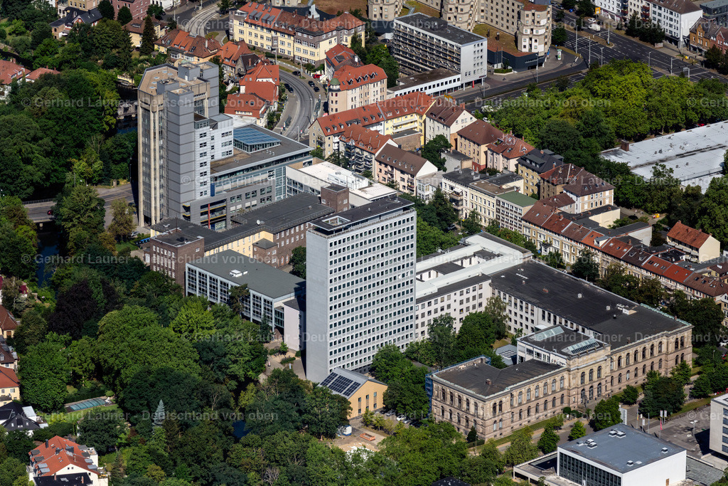 4035233 | BRAUNSCHWEIG 31.07.2020 Hochhaus- Gebäude der Universität "TU Braunschweig" an der Pockelsstraße im Ortsteil Nordstadt in Braunschweig im Bundesland Niedersachsen, Deutschland. Weiterführende Informationen bei: Technische Universität Braunschweig. // High-rise building of the university "TU Braunschweig" on street Pockelsstrasse in the district Nordstadt in Brunswick in the state Lower Saxony, Germany. Further information at: Technische Universitaet Braunschweig. Foto: Gerhard Launer