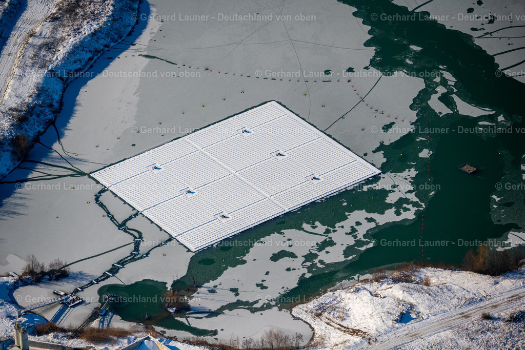 4043325 | schneebedecktes Solarkraftwerk auf dem Baggersee bei Dettelbach