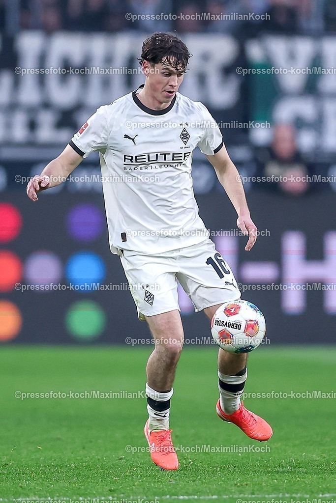 BMG13122502043 | 13.12.2025, Fußball, Borussia Mönchengladbach - VfL Wolfsburg, 1. Fußball Bundesliga, 14.Spieltag, Borussia-Park, Saison 2025 2026: Philipp Sander&nbsp;(Borussia Mönchengladbach #16)  DFB regulations prohibit any use of photographs as image sequences and or quasi-video.