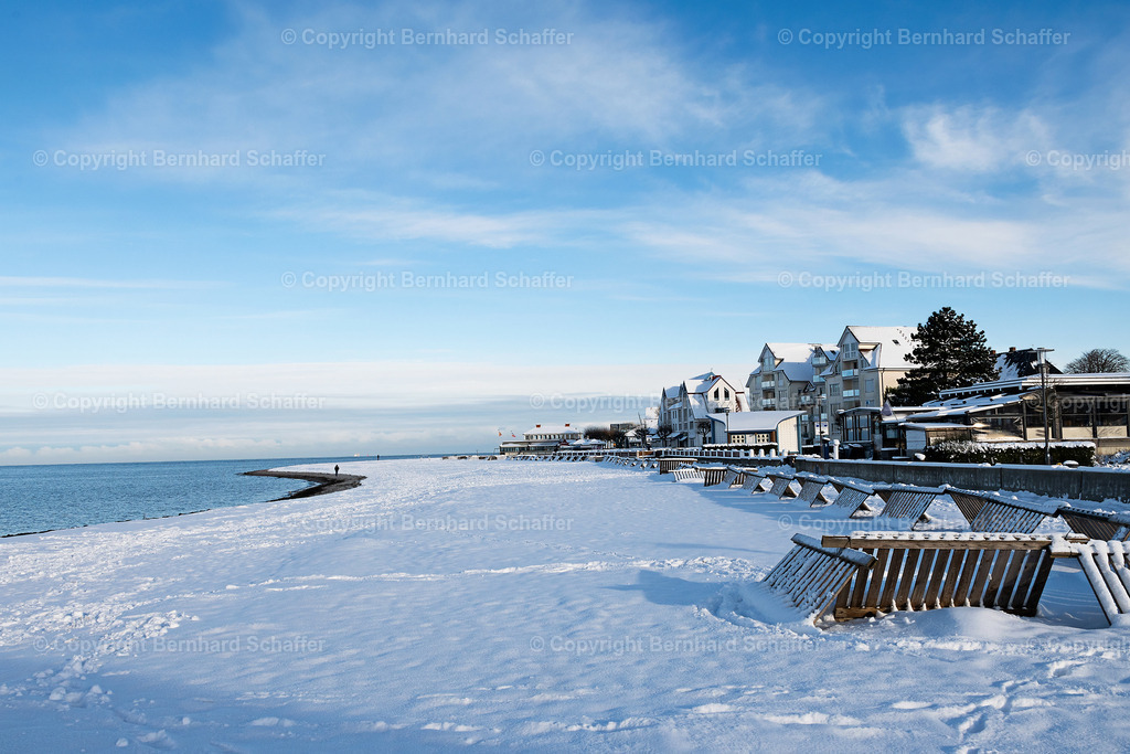 Winter an der Ostsee | Ein schneebedeckter Strand an einem Wintermorgen in Laboe an der Ostsee in Deutschland. - Realisiert mit Pictrs.com
