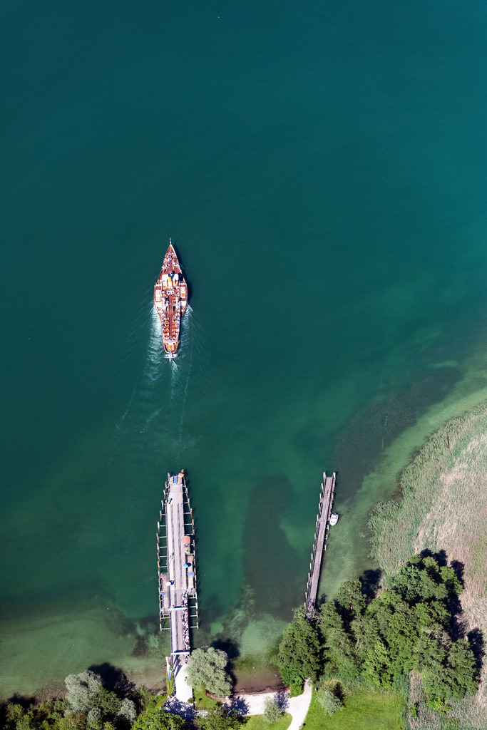 dr__0092722.jpg | CHIEMSEE 14.06.2022 Passagier- und Fahrgast- Schiff Raddampfer "Ludwig Fessler" am Anlegesteeg von Herrenchiemsee auf dem Chiemsee im Bundesland Bayern, Deutschland.