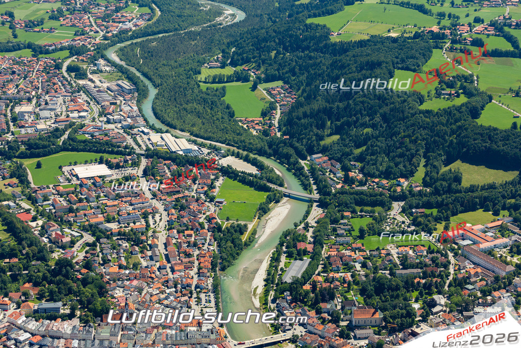 Aktuelles Luftbild von  Bad Tölz - Die Luftaufnahme wurde 2022 mittels UL-Flugzeug erstellt ( keine Drohne ) - hochauflösende Kamera-Systeme von  Canon -Beste Qualität - Für grossformatige Ausdrucke geeignet. Die Geschenkidee !