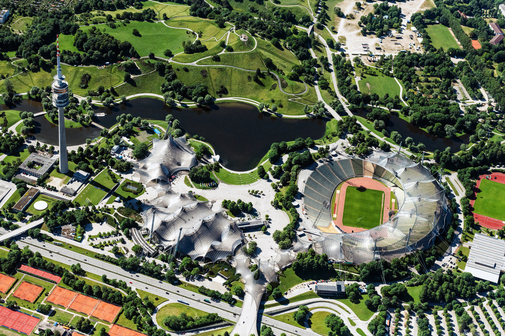 dr__0065166.jpg | MüNCHEN 15.06.2021 Dachkonstruktion Olympiadach des Olympiastadions in München im Bundesland Bayern. Das Olympia-Zeltdach überspannt hier die Olympiahalle im Olympiapark München. Das an Pylonen aufgehängten Seilnetz zählt zu den Wahrzeichen Münchens und steht unter Denkmalschutz. Weiterführende Informationen bei: Olympiapark München GmbH. // Sports facility grounds of the Olypmic stadium in Munich in the state Bavaria, Germany. Further information at: Olympiapark Muenchen GmbH. Foto: Daniel Reiter