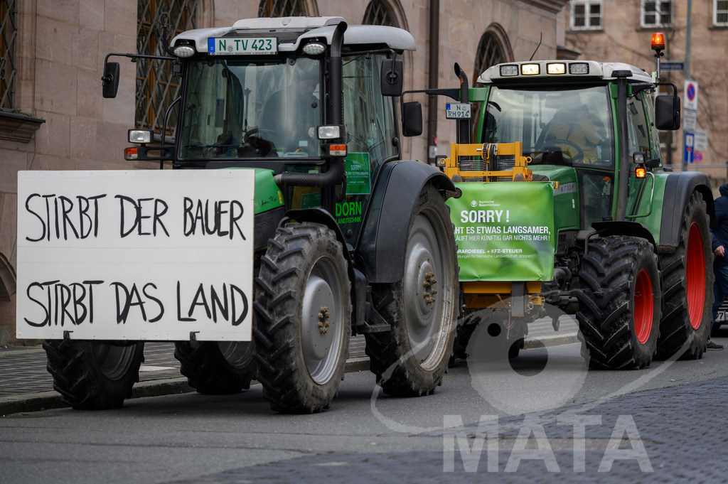 _DWA4229 | Bauerndemo gegen Agrarpolitik der Bundesregierung  auf dem Straße Obstmarkt und Hauptmarkt . Nürnberg, 08.01.2024 - Realisiert mit Pictrs.com
