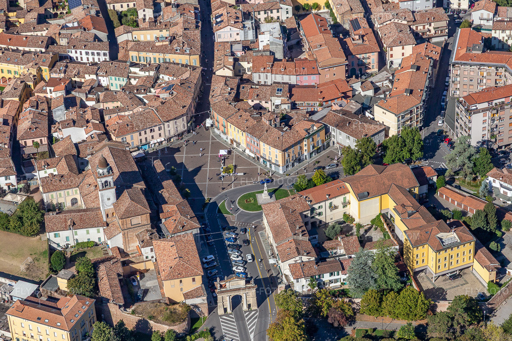 Aerial view: Piazza Garibaldi in Crema in the state Cremona, Italy. – Photo: IMG_134391.jpg taken on 09/18/2022 by Werner Riehm/FLY-FOTO.com – Resolution of the original: 5472 x 3648 px