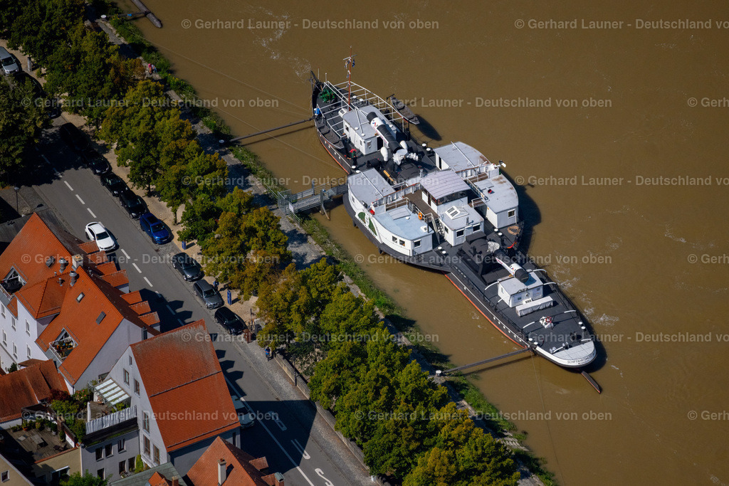 4050793 | REGENSBURG 02.09.2021 Museum- und Ausstellungs- Gebäude- Ensemble des "Donau-Schiffahrts-Museum Regensburg" auf dem Schiff an der Boots- Anlegestelle am Flussufer der Donau an der Thundorferstraße im Ortsteil Innenstadt in Regensburg im Bundesland Bayern, Deutschland. Weiterführende Informationen bei: ARBEITSKREIS - SCHIFFAHRTS-MUSEUM REGENSBURG e.V.. // Museum building ensemble of the "Donau-Schiffahrts-Museum Regensburg" on the ship at the boat dock on the banks of the Danube on Thundorferstrasse in the district Innenstadt in Regensburg in the state Bavaria, Germany. Further information at: ARBEITSKREIS - SCHIFFAHRTS-MUSEUM REGENSBURG e.V.. Foto: Gerhard Launer