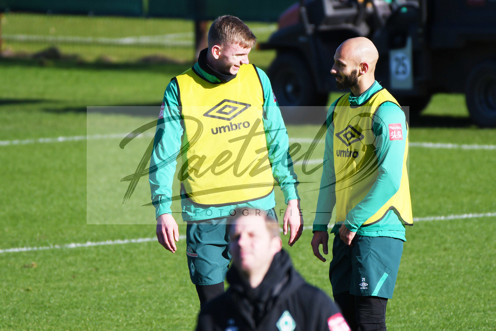 20200205_TRASVW_0071 | Fußball, Herren: Nick Woltemade (SV Werder Bremen) und Oemer Toprak (SV Werder Bremen) schauen waehrend der Trainingseinheit des SV Werder Bremen im Wohninvest Weserstadion am 05.02.2020 in Bremen, Deutschland. - Realisiert mit Pictrs.com