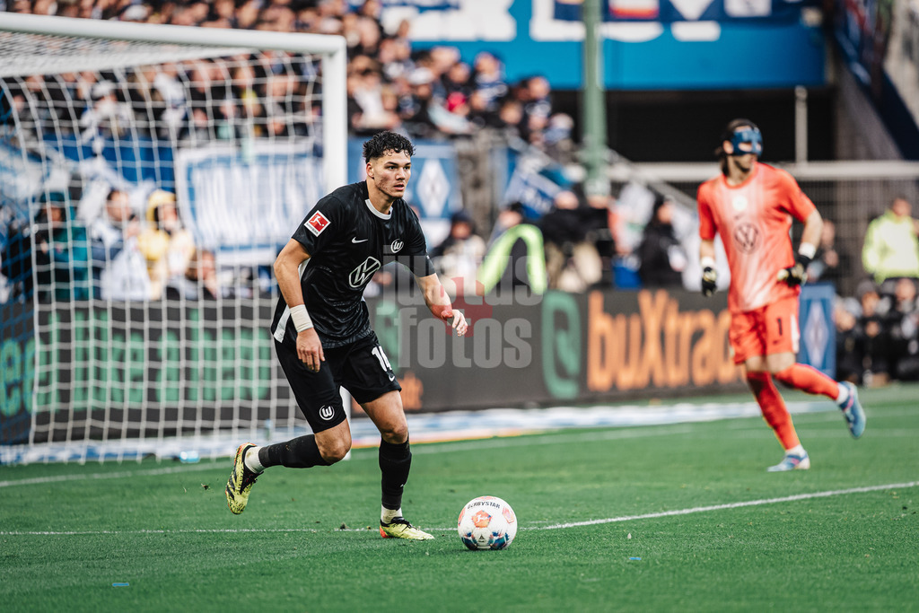 Fußball | Männer | Saison 2025/2026 | 1. Fußball-Bundesliga | 8. Spieltag | Hamburger SV vs. VfL Wolfsburg | 25.10.2025 | Jenson Danluca Seelt (#14, VfL Wolfsburg) am Ball