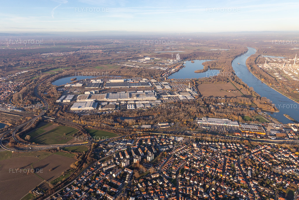 Luftbild: Daimler LKW Werk Wörth im Ortsteil Maximiliansau in Wörth im Bundesland Rheinland-Pfalz in Deutschland. Foto: IMG_124005.jpg vom 21.11.2020 durch Werner Riehm/FLY-FOTO.de