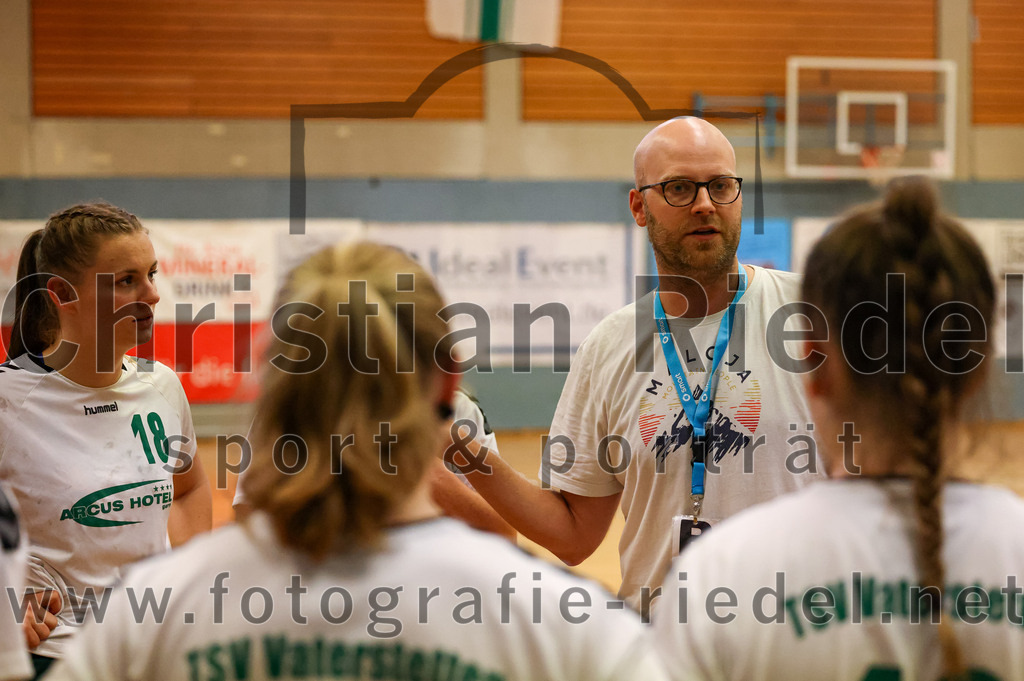 2023-09-16_095_TSV_Vaterstetten_gegen_SV_Muenchen_Laim | Baldham, Deutschland, 16.09.2023:
Handball, Bayernliga Frauen Staffel Süd 2023 / 2024, 1. Spieltag, TSV Vaterstetten gegen SV München Laim, Endergebnis: 23:34

Antonia Junghan (TSV Vaterstetten, #18), Trainer Tobias Graf (TSV Vaterstetten)

Foto: Christian Riedel / fotografie-riedel.net