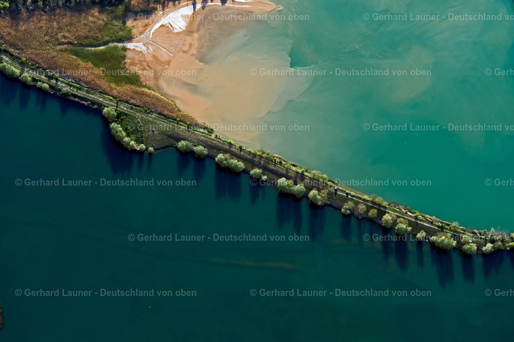 4026102 | ERFURT 06.05.2020 Weg zwischen zwei Kies- Baggerseen in Erfurt im Bundesland Thüringen, Deutschland. Weiterführende Informationen bei: Landesanglerverband Thüringen e.V.. // Path between two gravel quarry ponds in Erfurt in the state Thuringia, Germany. Further information at: Landesanglerverband Thueringen e.V.. Foto: Gerhard Launer