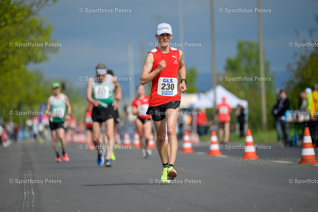 _KP18814_1 | 13.04.2025, xkaix, Leichtathletik Deutsche Meisterschaft 2025, Straßengehen v.l. Leo Koepp (LG Nord Berlin) - Realisiert mit Pictrs.com