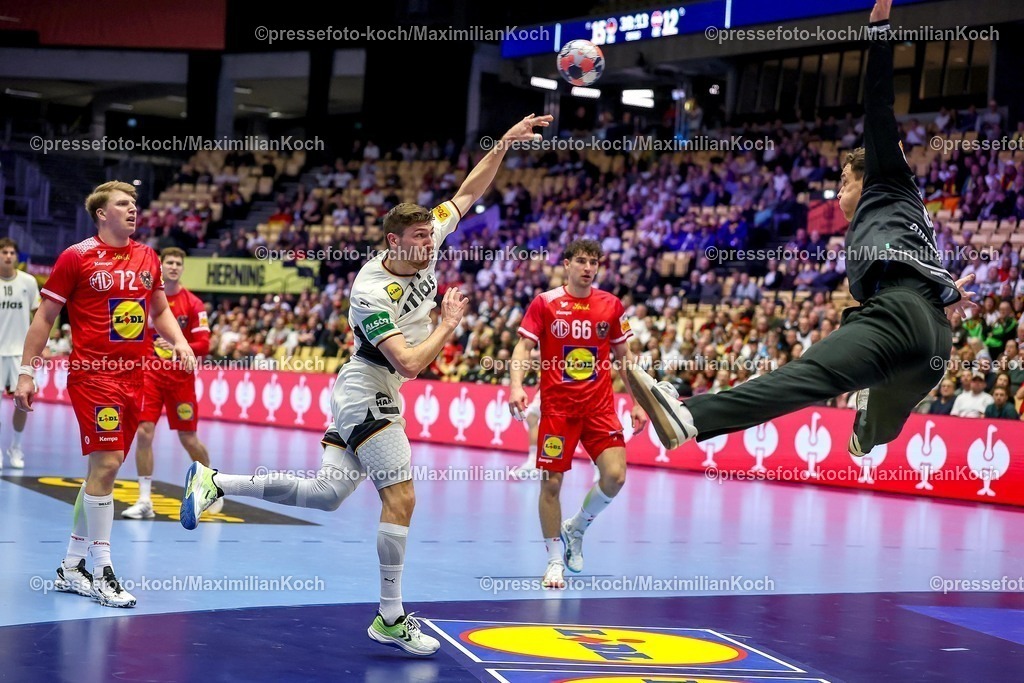 EHF15012602088 | 15.01.2026, Handball, Men's EHF EURO 2026, Deutschland - Östereich, Jyske Bank Boxen in Herning, Dänemark, Preliminary Round:  Lukas Zerbe (Germany #17) wirft auf das Tor von  Constantin Möstl (Austria #98)  