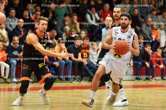 AUT, BSL, Basketball Flyers Wels vs BSC Panthers Fuerstenfeld | 05.11.2022, Raiffeisen Arena Wels, AUT, BSL, Flyers Wels vs BSC Panthers Fuerstenfeld, im Bild Yonatan Rabinowitz (Flyers) vs Georg Wolf (Fuerstenfeld)


// BSL, Basketball Super League Match between Raiffeisen  Flyers Wels vs BSC Panthers Fuerstenfeld in Wels, Austria on 2022/11/05