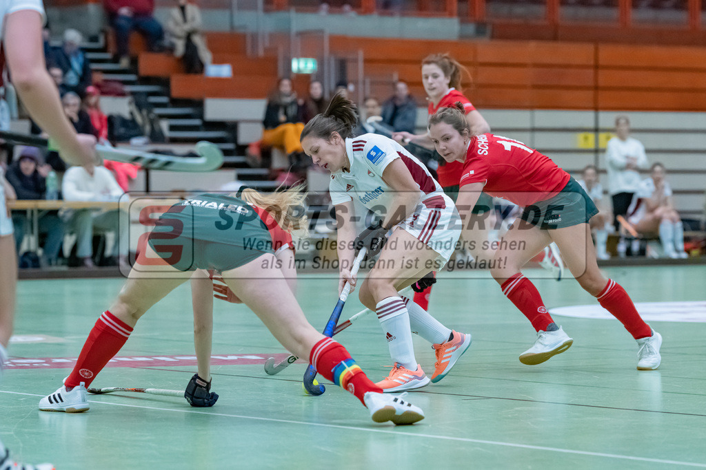HK_20230122_103060 | 1. Bundesliga ( Halle ) Damen Crefelder HTC - Rot-Weiss Köln am 22.1.2023 Crefelder HTC  ( CHTC ) Halle Glockenspitz , Krefeld , Rebecca Grote ( Rot-Weiss Köln #9 ) , Schneider Johanna ( Crefelder HTC #14 )