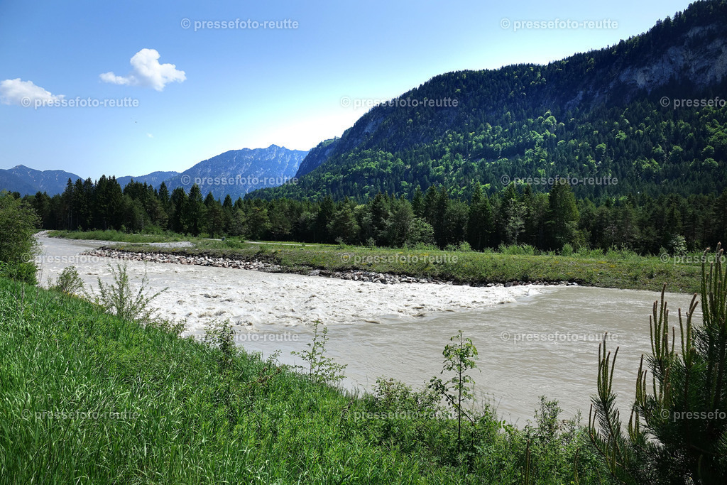 welltvi-Lech-bei-hoefen-Hochwasser-04062019-DSD01813 | Info aus dem Bezirk Reutte/Ausserfern Tirol sowie eine umfangreiche Bilddatenbank über die gesamte Region: Lechtal, Talkessel Reutte, Tannheimertal, Zwischentoren. Lech, Plansee, Zugspitze, Grenztunnel, B179, Fernpassstraße, Verkehr, Lawinen, Tradition, - Realisiert mit Pictrs.com