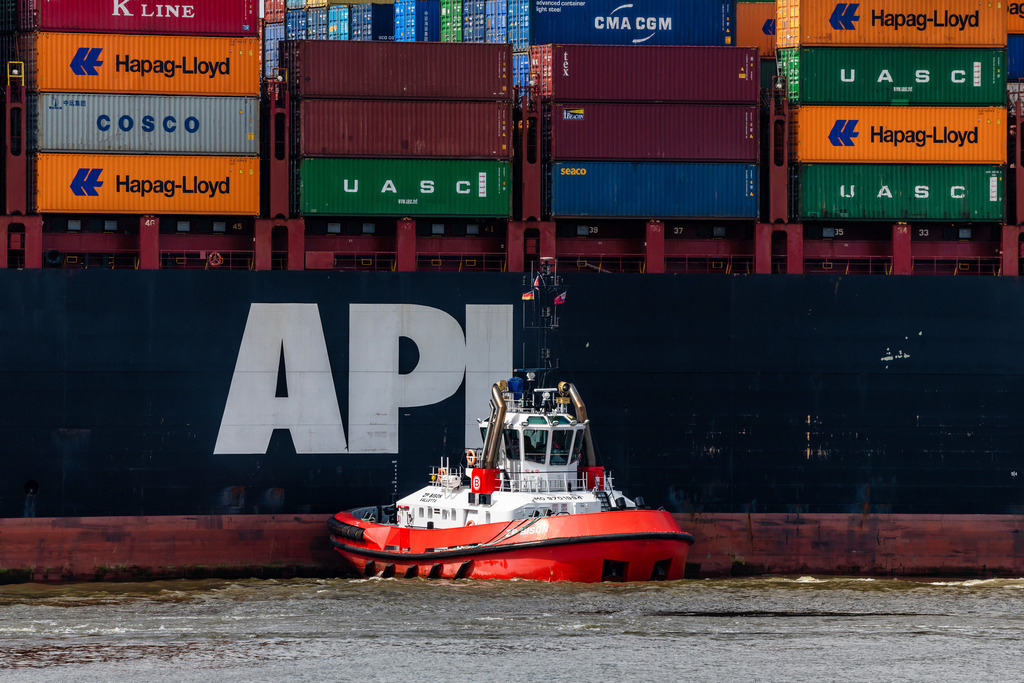 10230106 - Containerschiff und Schlepper | Schlepper und Containerschiff im Hamburger Hafen.