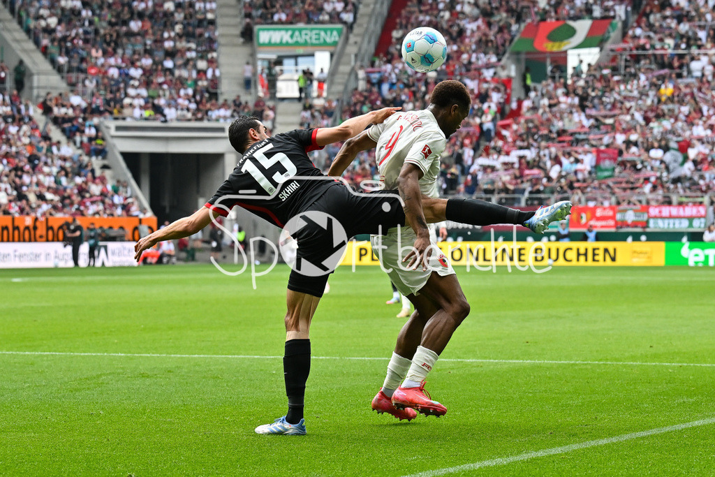 FC Augsburg - SG Eintracht Frankfurt | im Duell Ellyes SKHIRI (Eintracht Frankfurt 15) und Samuel Emmanuel ESSENDE MBONGU (FC Augsburg 9) / Zweikampf / Bundesliga: FC Augsburg - Eintracht Frankfurt, WWK Arena am 20.04.2025