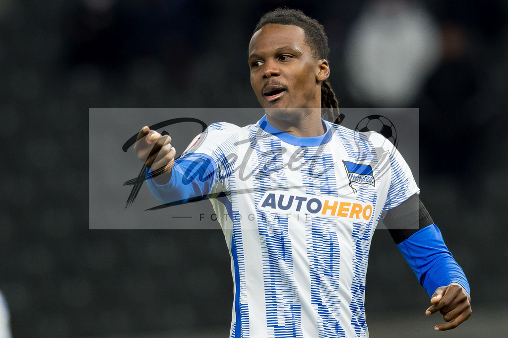 BSCFCB20220123_319 | Fussball, Herren: Dedryck Boyata (Hertha BSC) gestikuliert, Gestik bei dem Spiel der 1. Bundesliga zwischen Hertha BSC und FC Bayern Muenchen im Olypiastadion am 23.01.2022 in Berlin, Deutschland.DFB / DFL REGULATIONS PROHIBIT ANY USE OF PHOTOGRAPHS AS IMAGE SEQUENCES AND/OR QUASI-VIDEO. - Realisiert mit Pictrs.com