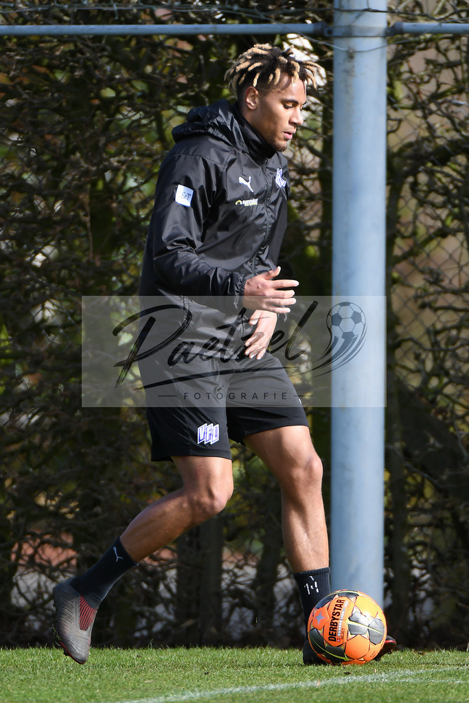 20200302_TRAOSN_0031 | Fussball, Herren: Etienne Amenyido (VfL Osnabrueck) in Aktion, am Ball, Einzelaktion waehrend der Trainingseinheit des VfL Osnabrueck im Sportpark Illoshoehe am 02.03.2020 in Osnabrueck, Deutschland. - Realisiert mit Pictrs.com