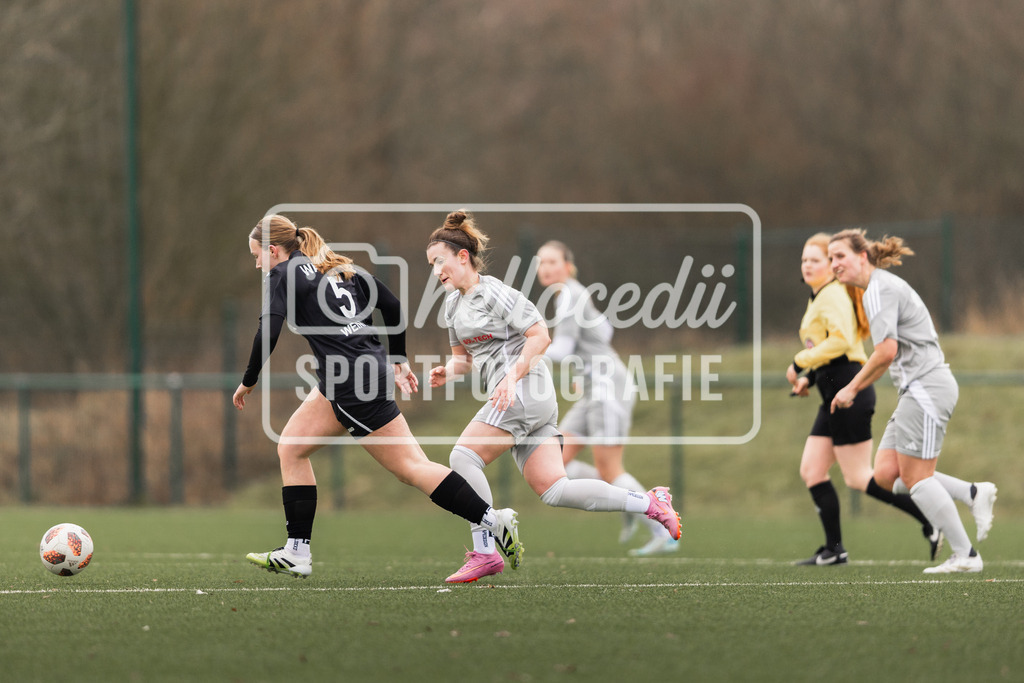 Fußball I Frauen I Saison 2025-2026 I Testspiel I DjK Wacker Mecklenbeck - BW Hollage I 08.02.2026-038 | Charlotte Weinhold (5, Wacker Mecklenbeck) Emily Grimm (12, BW Hollage) - Realisiert mit Pictrs.com