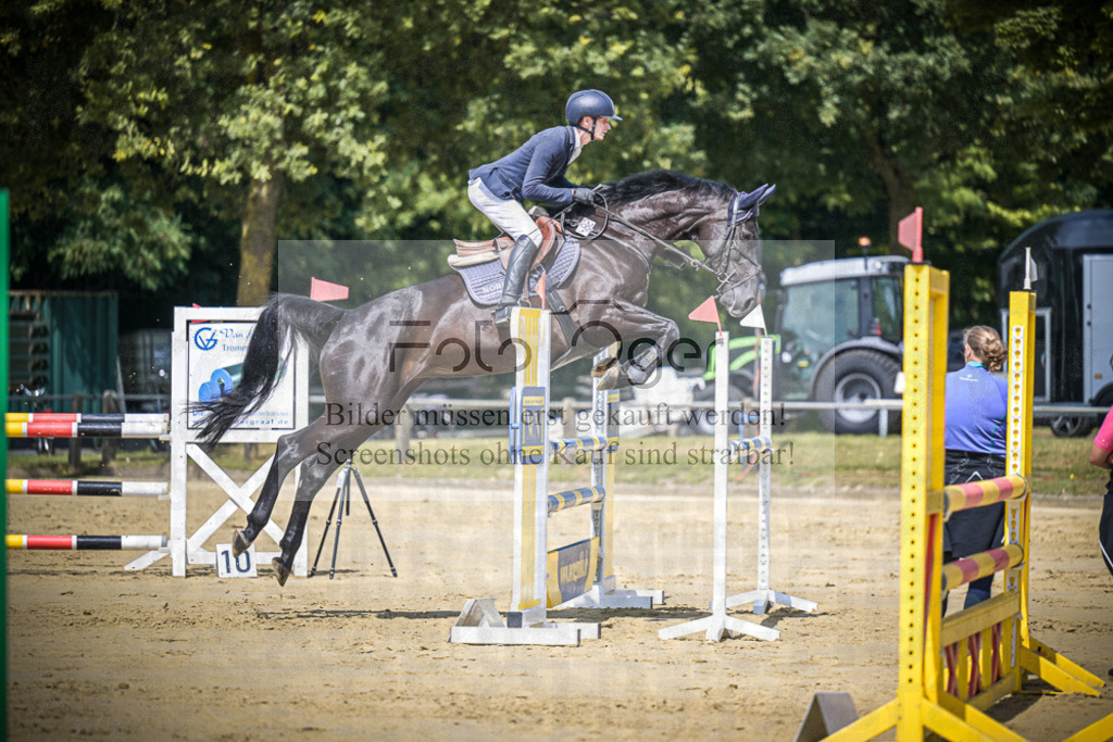 DOS_7582 | Entdecke hochwertige Reitturnierfotos von Foto Oger. Professionell, emotional und authentisch – jetzt Lieblingsmomente im Shop bestellen.Deutschlandweite Turnierfotografie. - Realisiert mit Pictrs.com