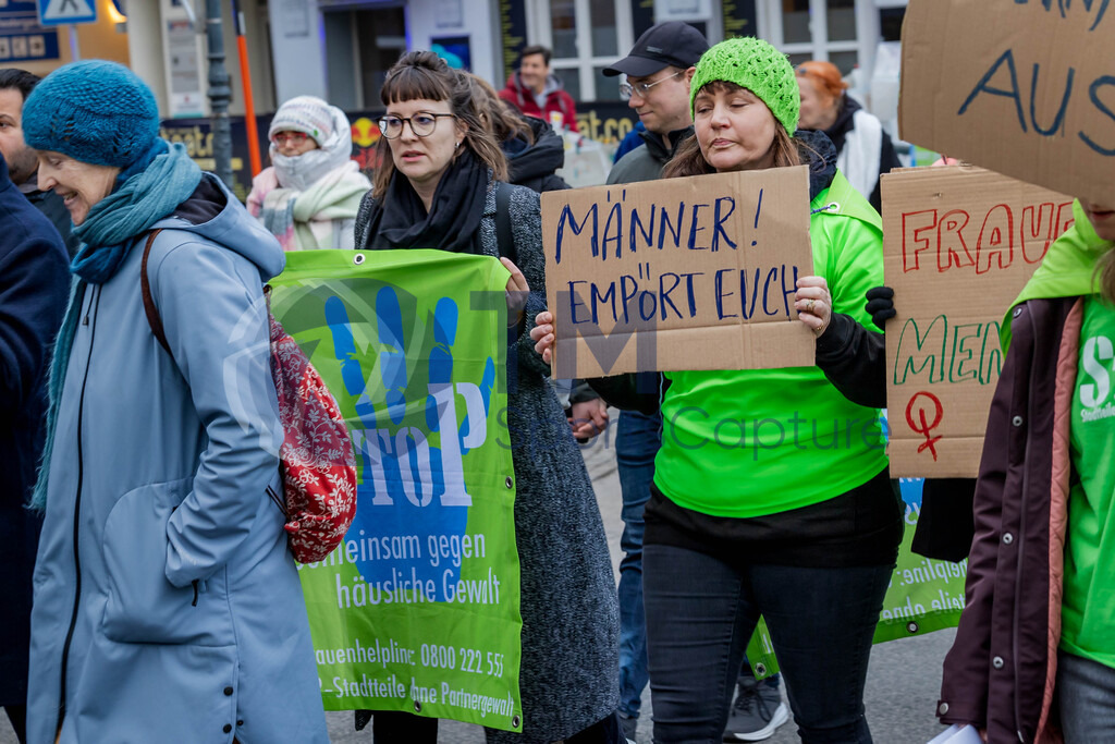 R06_2452 | 29.NOV.24-Protestmarsch gegen Gewalt-Copyright: Katholische Kirche Kärnten/Denk Dich Neu/Trainproduction/Matthias Trinkl