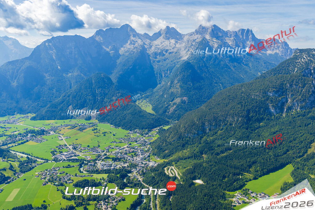 Luftaufnahme der Stadt Lofer Steinberge - Die Luftaufnahme wurde 2025 vom UL-Flugzeug heraus erstellt ( keine Drohne ) - Hochauflösende Luftaufnahme - für professionelle Ausdrucke geeignet. Die Geschenkidee !Mit Lizenz und Bildrechte bestellbar