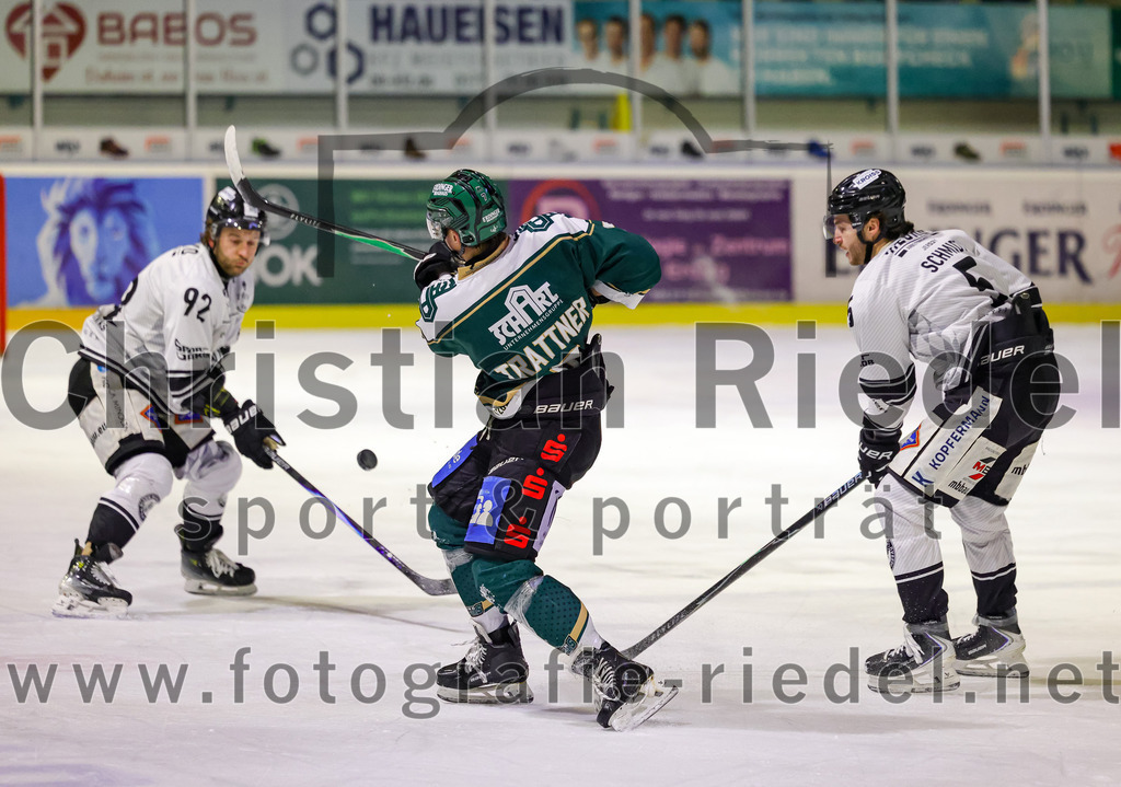 2026-01-30_061_TSV_Erding_gegen_EHF_Passau_Black_Hawks | Erding, Deutschland, 30.01.2026:Eishockey, Oberliga Süd 2025 / 2026, 42. Spieltag, TSV Erding gegen EHF Passau Black Hawks, Endergebnis: 2:6Mans Hansson (EHF Passau Black Hawks, #92), Louis Trattner (Erding Gladiators, #7), Christoph Schmidt (EHF Passau Black Hawks, #5)Foto: Christian Riedel / fotografie-riedel.net