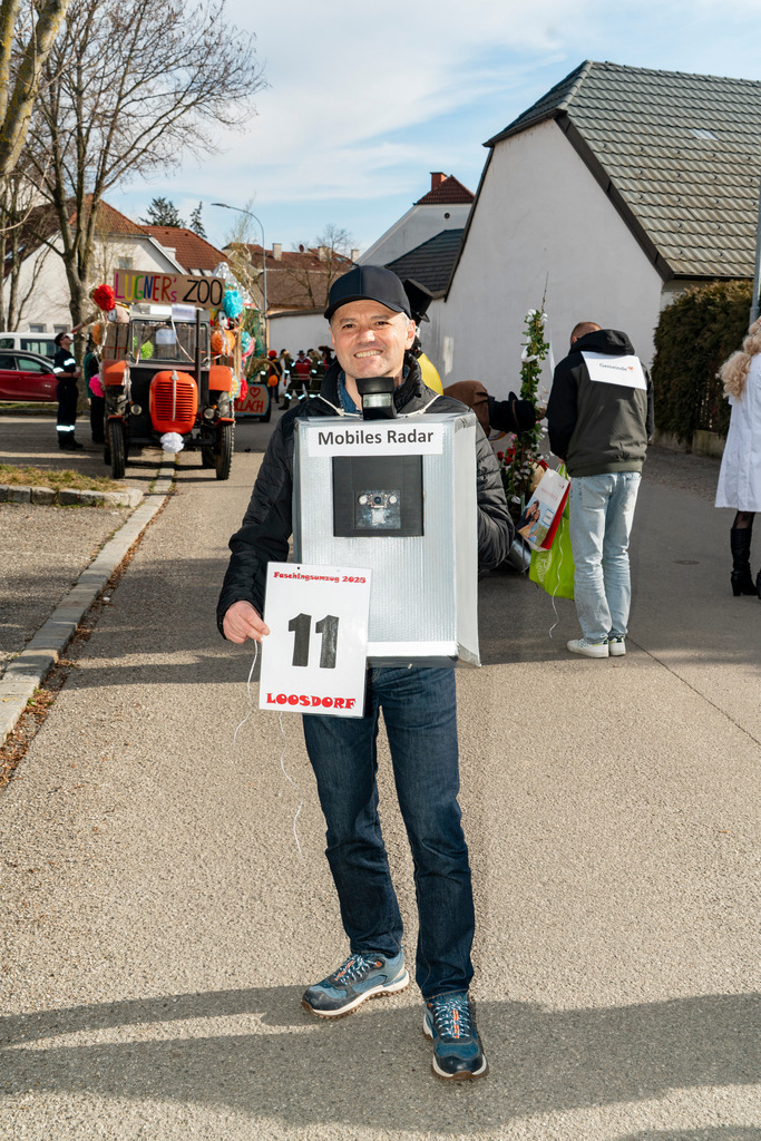 MASKEN-Gruppe_8822 | Fotostrecke: FASCHINGSUMZUG 2025 in Loosdorf. 22 Masken(gruppen)-Teilnehmer: Loosdorfer Vereine, Wirtschaftstreibende, Gemeindeabordnungen sowie Kreditinstitute. rund 700 Besucher entlang der Hauptstrasse. Veranstaltungs-Sicherung durch Mannschaft der FF-Loosdorf mit schwerem Gerät. Maskenprämierung am EKZ-Platz durch Bgm. Thomas Vasku in den Kategorien: Bester Festwagen (Fa. gkonzept-Groissenberger; Beste Personengruppe-ASK-Loosdorf; Beste Einzelperson; Weiteste Anreise-FF Schollach;