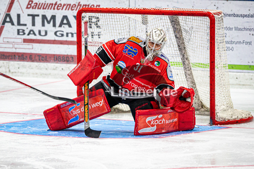 TSV Peißenberg MINERS vs ESC Kempten SHARKS | Eishockey Bayernliga Herren Vorrunde 2024/2025, TSV Peißenberg MINERS vs ESC Kempten SHARKS, 20241018,Korbinian SERTL (MINERS Goali 31) fängt, Freisteller,2024-10-18 in Peißenberg (Eisstadion)Korbinian SERTL (MINERS Goali 31)Copyright: WolfgangxLindner foto-lindner.de