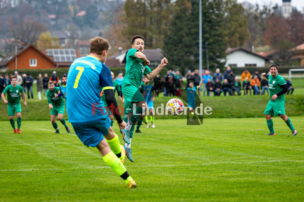SG Wielenbach/Pähl gegen SV Haunshofen | Fußball Kreisklasse Herren Oberbayern Zugspitze Gruppe 3, SG Wielenbach/Pähl gegen SV Haunshofen, 20241103,Flanke Michael HEICHELE (SG Wielenbach/Pähl 7),2024-11-03 in Pähl (Sportplatz Pähl), Marcel BAUERNFEIND (SV Haunshofen 11), Michael HEICHELE (SG Wielenbach/Pähl 7)Copyright: WolfgangxLindner www.foto-lindner.de
