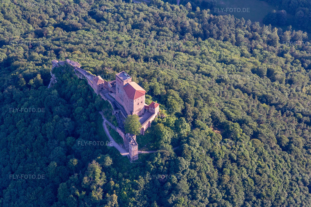 Luftbild: Burg Trifels in Annweiler am Trifels im Bundesland Rheinland-Pfalz in Deutschland. Foto: IMG_133659.jpg vom 18.07.2022 durch Werner Riehm/FLY-FOTO.deWWW.BURGENLANDSCHAFT-PFALZ.DE