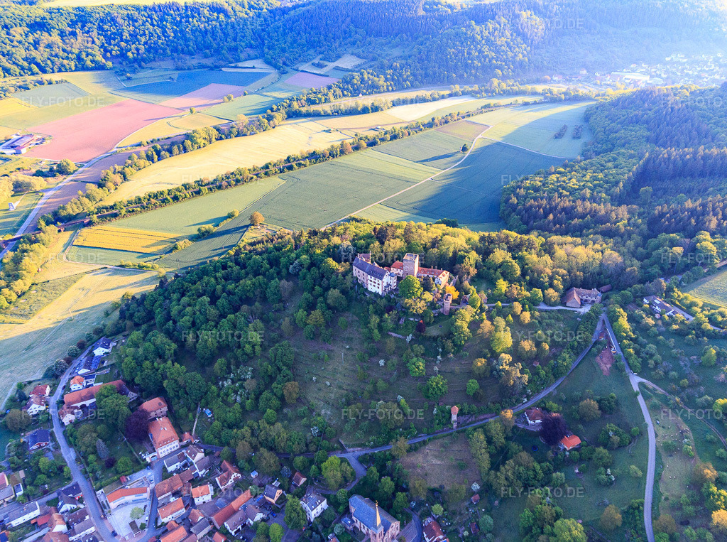 Luftbild: Orts unterhalb der Burg und des Burgparks Gamburg im Ortsteil Gamburg in Werbach im Bundesland Baden-Württemberg in Deutschland. Foto: IMG_146244.jpg vom 10.05.2025 durch Werner Riehm/FLY-FOTO.deBurg & Burgpark Gamburg ob der Tauber | Ein Kulturerbe europäischen Ranges