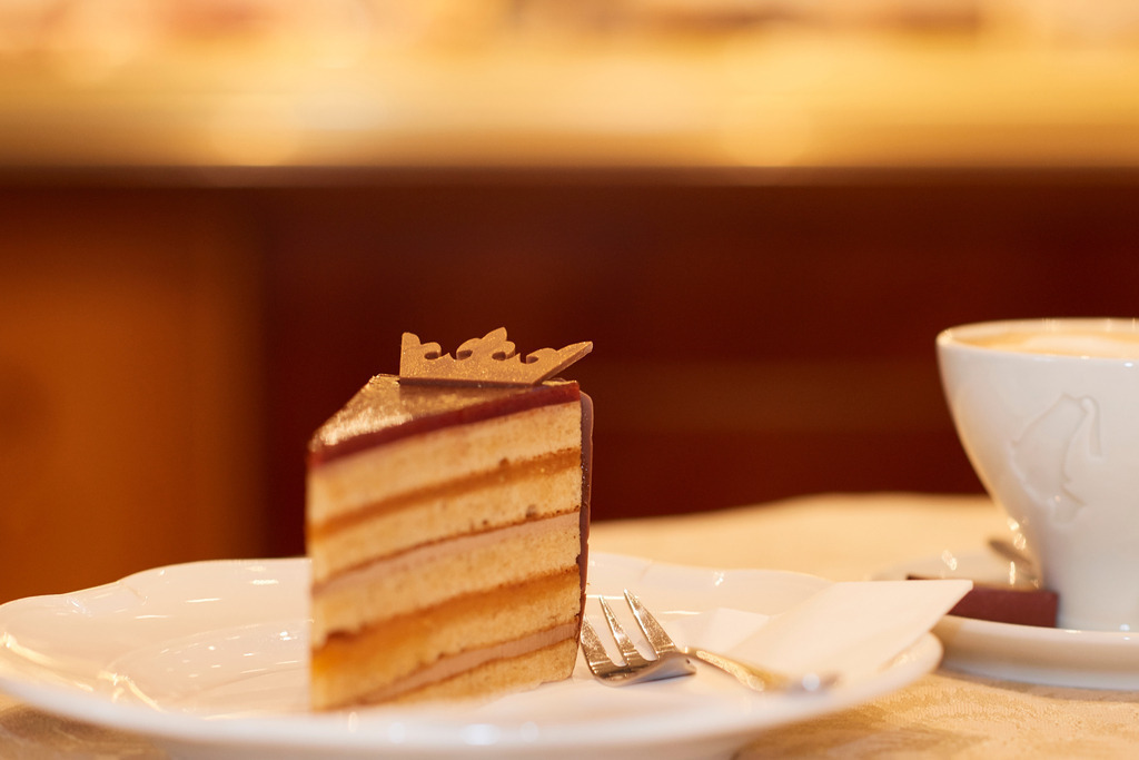 Cafe Residenz | Wien, Austria - August 10, 2017: Cafe Residenz, Schloss-Torte mit Melange. - Realisiert mit Pictrs.com