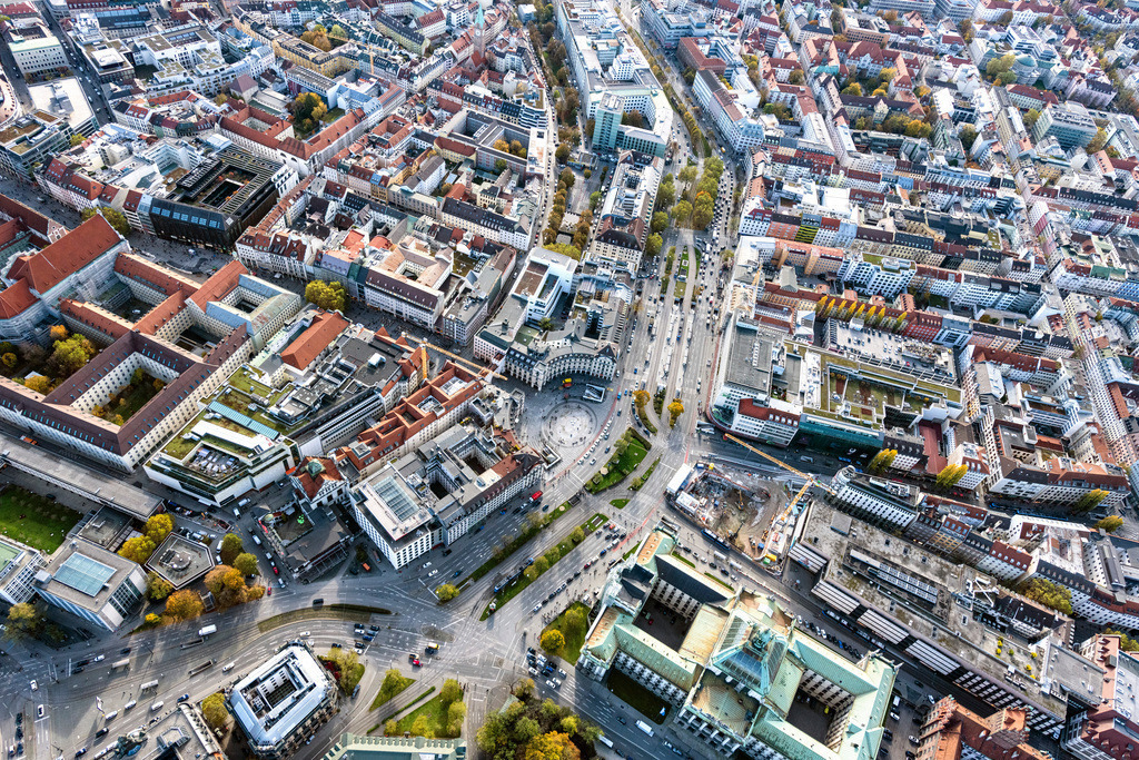 dr__0040778.jpg | MüNCHEN 07.11.2019 Karlsplatz - Stachus in der Innenstadt von München im Bundesland Bayern. // Karlsplatz-  Stachus place in downtown Munich in the state Bavaria. Foto: Daniel Reiter