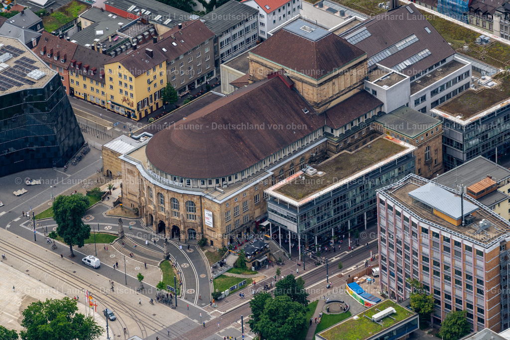 4032820 | Das Theater Freiburg ist das älteste und größte Theater in der Stadt Freiburg im Breisgau. Es befindet sich am Rande der Freiburger Altstadt an der Ecke Bertoldstraße und Platz der Alten Synagoge. Das Gebäude vereint vier Spielstätten unter einem Dach: das Große Haus, das Kleine Haus, die Kammerbühne und den Werkraum