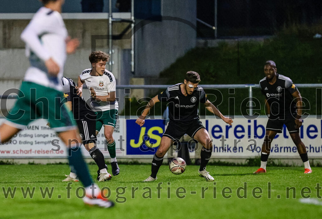 2024-04-05_091_FC_Schwaig_gegen_SV_Pullach | Oberding, Deutschland, 05.04.2024:
Fußball, Landesliga Südost 2023 / 2024, 28. Spieltag, FC Schwaig gegen SV Pullach, Endergebnis: 2:0

Joshua Steindorf (FC Schwaig, #33), Christian Wimmer (SV Pullach, #7)

Foto: Christian Riedel / fotografie-riedel.net