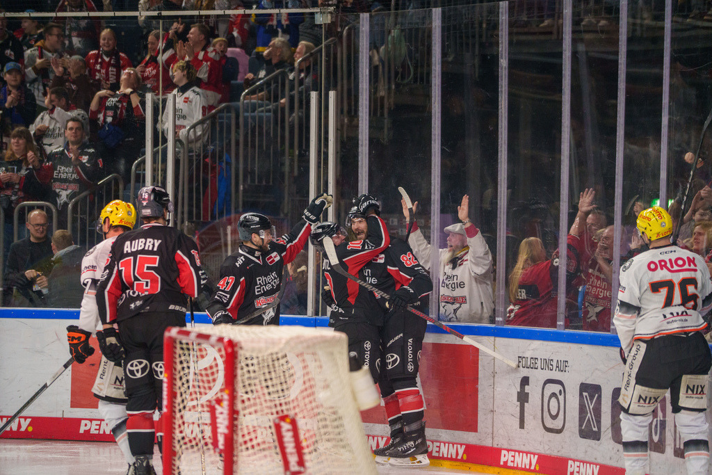 DEL, Deutsche Eishockey Liga Saison 2024/25, 32. Spieltag: Kölner Haie gegen Löwen Frankfurt | 11.10.2024, DEL, Deutsche Eishockey Liga Saison 2024/25, 32. Spieltag: Kölner Haie gegen Löwen FrankfurtBild: Tor für Köln, der KEC geht in Führung - Realisiert mit Pictrs.com