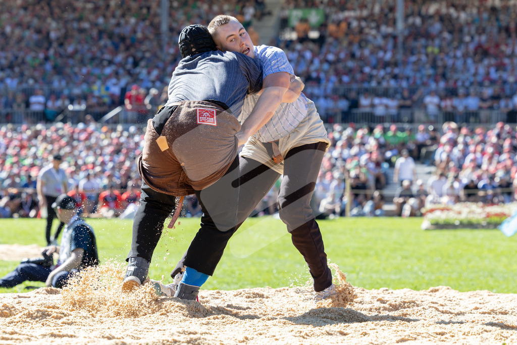 ESAF2025_08Gang_6970 | Die Schwinger des Schwyzer Kantonalen Schwingerverbandes: Fotos, die Dynamik und Leidenschaft festhalten, sowie emotionale Momente aus dem traditionellen Schwingsport zeigen. - Realisiert mit Pictrs.com