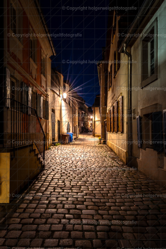 Nachts in der Gasse | Kaufen sie online außergewöhnliche Fotografien auf Leinwand Acrylglas Fotoprint Aludibond von holgerweigeltfotografie - Realized with Pictrs.com