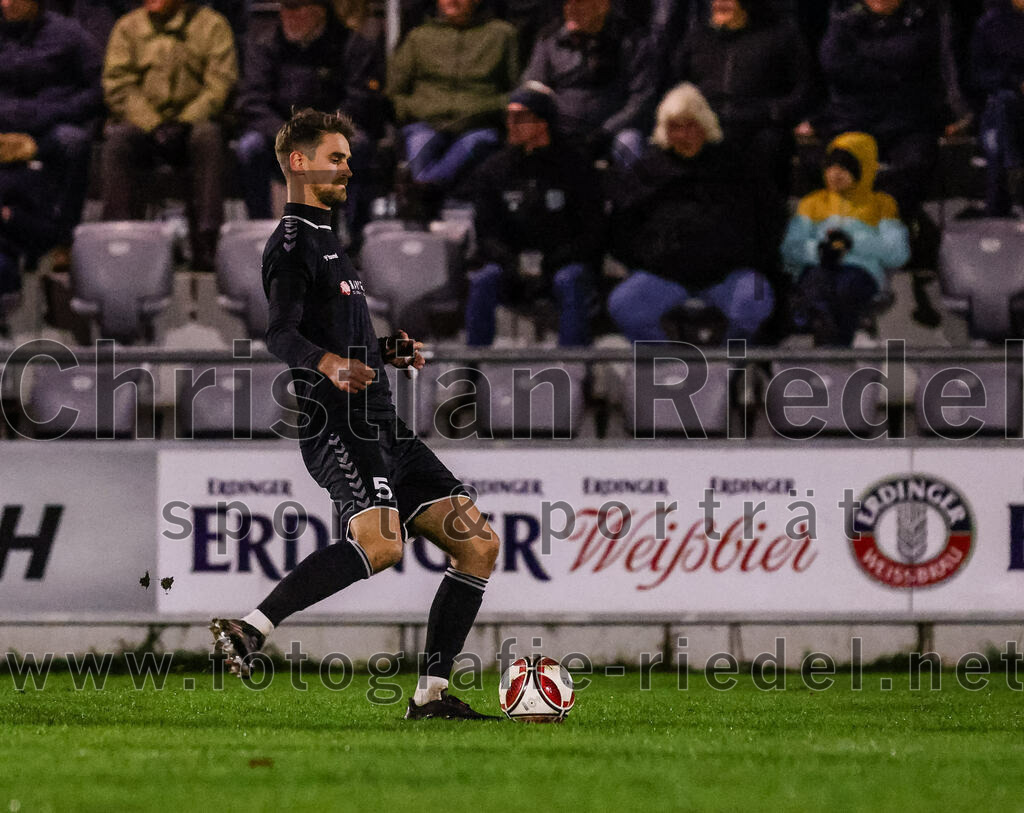 2023-11-03_054_FC_Schwaig_gegen_TuS_Holzkirchen | Oberding, Deutschland, 03.11.2023:
Fußball, Landesliga Südost 2023 / 2024, 19. Spieltag, FC Schwaig gegen TuS Holzkirchen, Endergebnis: 4:1

Mario Simak (FC Schwaig, #5)

Foto: Christian Riedel / fotografie-riedel.net